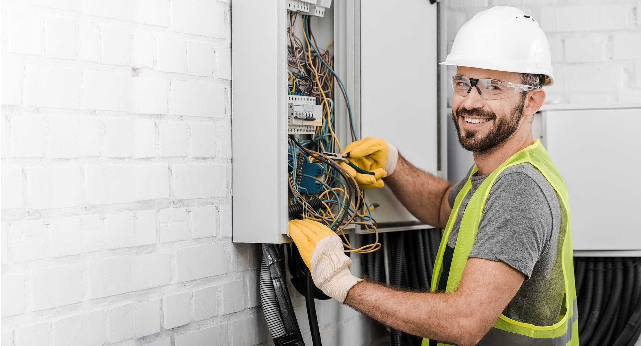 Baustrom mieten in Barnim – Jens Neumann Elektrotechnik Elektriker von Jens Neumann Elektrotechnik bei der Arbeit – Baustrom in Barnim